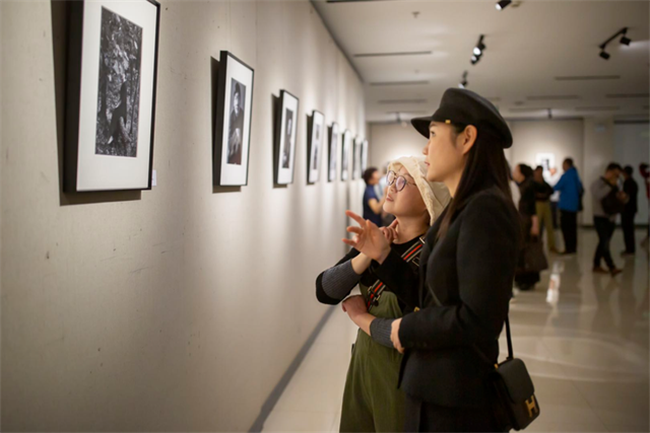 内心的寂静——张晨路肖像摄影作品展在我市隆重开展